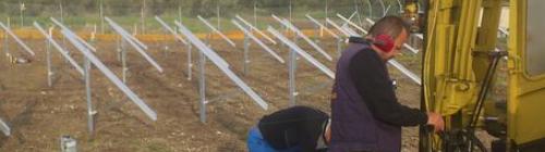 Τοποθέτηση πασσάλων σε φωτοβολταϊκά πάρκα